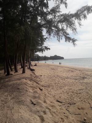 Moje oblíbená pláž na Koh Lantě a možná vůbec v celém Thajsku. Koh Lanta je totiž pěkná, ale není na ni zas tolik turistů (těch klasických).