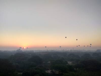 Úsvit nad Baganem s balóny - fotka, která nemůže chybět